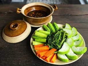 Luộc rau cách này khiến món ăn kém hấp dẫn, dễ nhiễm tạp chất vào người, nhất là điều thứ 2