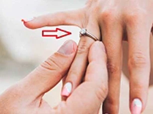 Bỏ 3 giây nhìn ngón tay đeo nhẫn, biết ngay bạn có phải người thành công hay không?