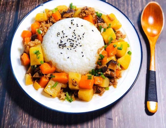 Cơm trộn sốt nấm và khoai tây thơm ngon khó cưỡng đảm bảo bạn đánh bay cả đĩa đầy