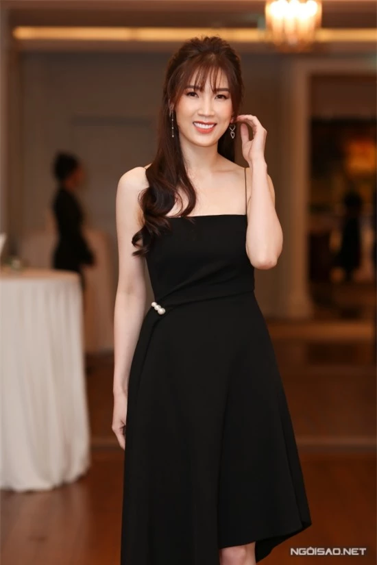 Hoa hậu Phí Thùy Linh từ Hà Nội vào Sài Gòn dự event.