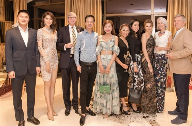 Hoàng Hải chụp ảnh cùng MC Thu Hằng và các vị khách người nước ngoài trong buổi tiệc ấm cúng.