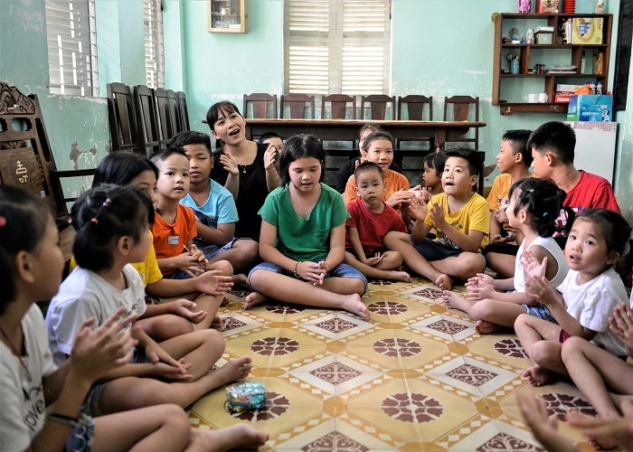 Chị Nguyễn Thị Ánh Thu, một trong những người mẹ nhân hậu ở Làng Thiếu niên Thủ Đức đang sinh hoạt cùng các bé 