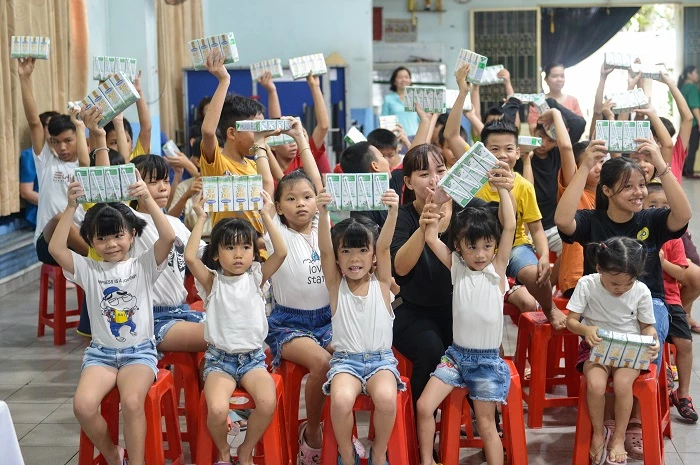 Trong năm 2020, Quỹ sữa Vươn cao Việt Nam và Vinamilk trao tặng 120.500 ly sữa, tương đương khoảng 897 triệu đồng cho 1340 trẻ em khó khăn tại Tp.HCM.