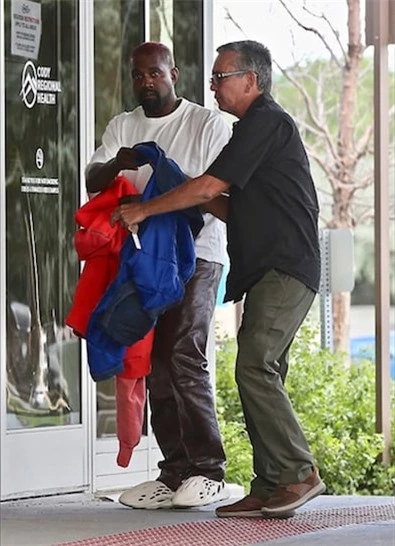 Kanye West tới bệnh viện hôm thứ 7.