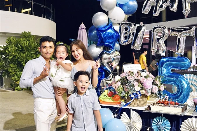 Gia đình Khánh Thi - Phan Hiển trong tiệc mừng sinh nhật của Kubi ở resort 5 sao.