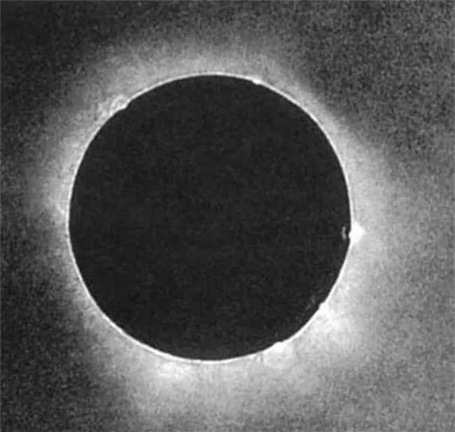 Ảnh chụp hiện tượng nhật thực năm 1851 của Johann Berkowski.