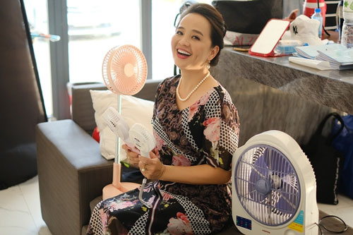 Hoài An mang 'tiệm tạp hóa' đi quay phim