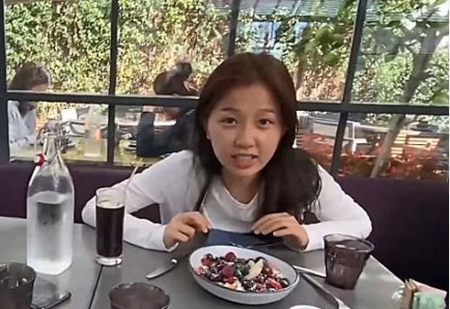 Tự tin khoe mặt mộc nhưng 'thánh lố' Ngu Thư Hân lại bị chê tơi bời