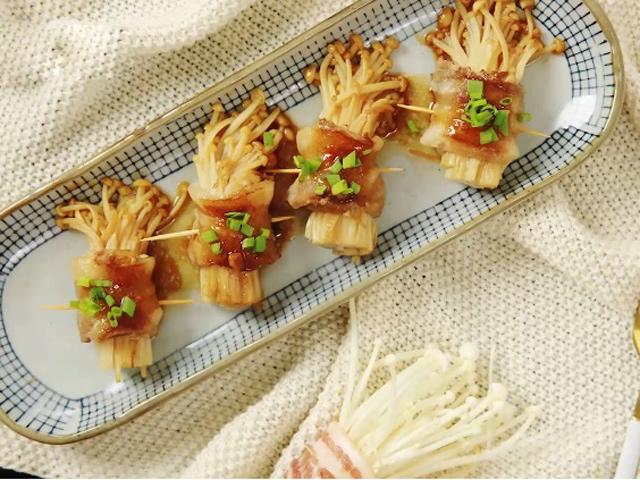 Ba chỉ heo cuộn nấm kim châm sốt dầu hào nóng hổi vừa ăn vừa thổi