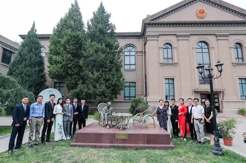 Đoàn sinh viên Việt Nam trong Chương trình đào tạo "Hạt giống viễn thông tương lai" năm 2019 thăm Đại sứ quán Việt Nam tại Bắc Kinh, Trung Quốc.