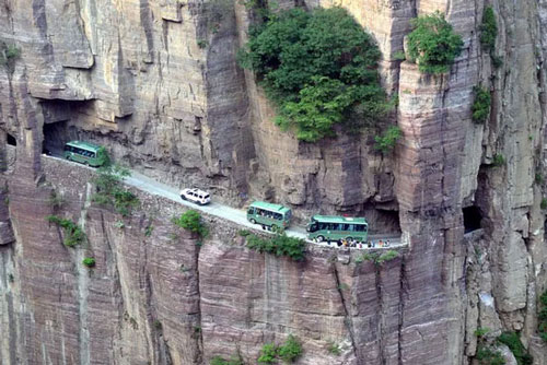 Khám phá đường hầm xuyên vách núi dựng đứng cao 1.700m, được đào bằng tay suốt 5 năm