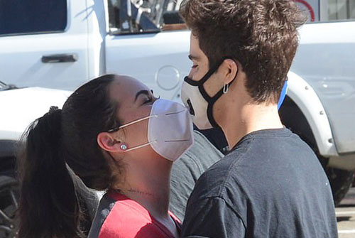 Demi Lovato hôn bạn trai qua khẩu trang