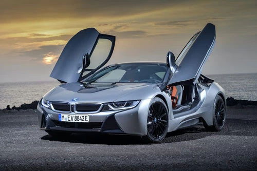 2. BMW i8 2020 (giá khởi điểm: 147.500 USD).