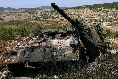 Một xe tăng Merkava của Israel bị lực lượng Hezbollah bắn cháy. Ảnh: Al Masdar News.