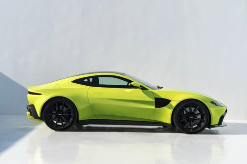 3. Aston Martin Vantage 2020 (giá khởi điểm: 146.000 USD).