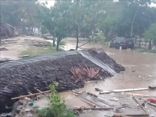 Sóng thần bất ngờ tàn phá vùng bờ biển quanh Eo biển Sunda, Indonesia tối 22/12/2018. Ảnh: BPBD Serang/TTXVN