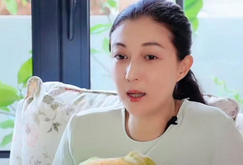 Ngô Ỷ Lợi bức xúc vì tin cầm tiền của Thành Long