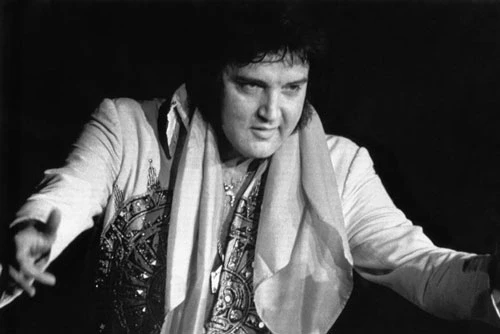 Elvis Presley trong buổi biểu diễn vào tháng 6/1977, một trong những chương trình cuối cùng của anh. Ảnh: Getty Images