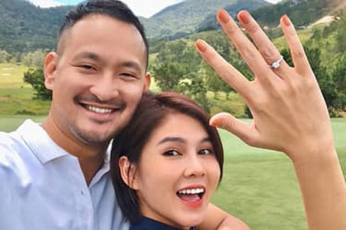Nối gót Phanh Lee, MC Thu Hoài được bạn trai cầu hôn bằng nhẫn kim cương 'khủng'