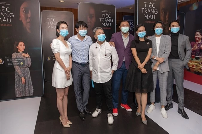 Dàn diễn viên của Tiệc trăng máu  cùng đạo diễn Nguyễn Quang Dũng, nhà sản xuất Phan Gia Nhật Linh đeo khẩu trang để nhắc nhở mọi người giữ sức khỏe, bảo vệ bản thân và cộng đồng khi Covid-19 trở lại.