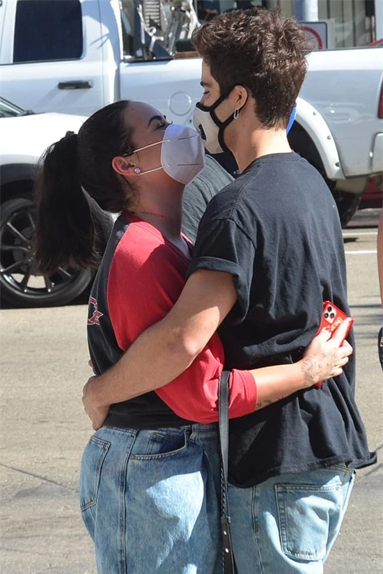Cặp đôi hôn nhau nhưng không bỏ khẩu trang. Cả hai nghiêm túc thực hiện lệnh của chính quyền bang California khi dịch bệnh đang bùng phát trở lại.