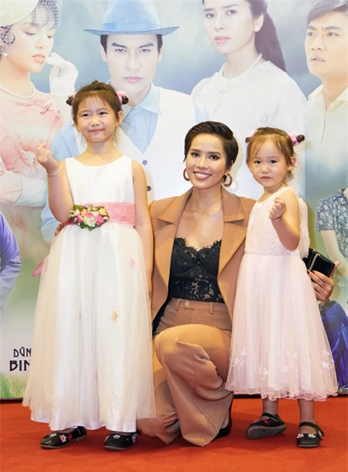 Bella Mai chụp ảnh cùng hai diễn viên nhí đóng vai con của cô.