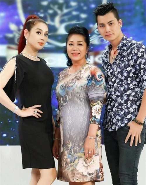 Vợ chồng Lâm Khánh Chi cùng mẹ chồng cô - bà Trần Thị Liên (giữa).