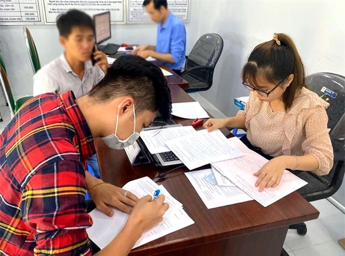 Chồng Lâm Khánh Chi ký giấy nhận căn nhà 9 tỷ mẹ cho hôm 28/7, tại Vũng Tàu.