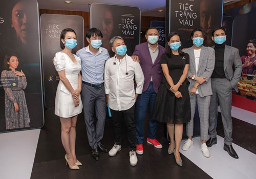 Dàn sao đeo khẩu trang họp báo 'Tiệc trăng máu'