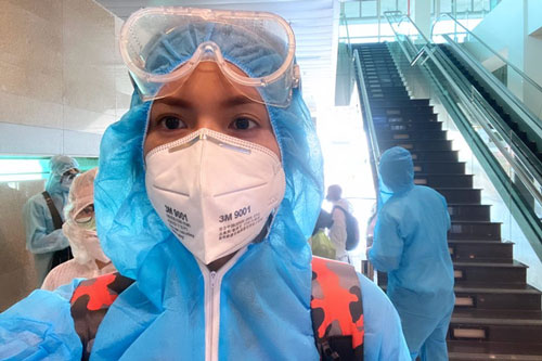 Minh Tú về Việt Nam sau hơn bốn tháng kẹt ở Bali