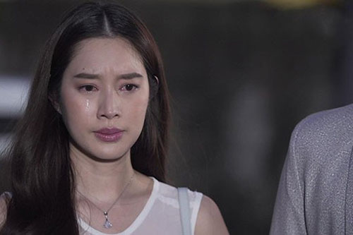 Tối muộn nghe tiếng chuông, tôi lo lắng mở cửa thì một người phụ nữ đã lao đến rồi quỳ sụp dưới chân và đề nghị một chuyện hoang đường