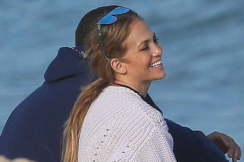 Jennifer Lopez dạo biển cùng chồng sắp cưới