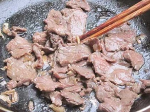 Xào thịt bò bằng dầu nóng: Sai lầm bà nội trợ nào cũng mắc phải khiến món ăn vừa khô vừa dai