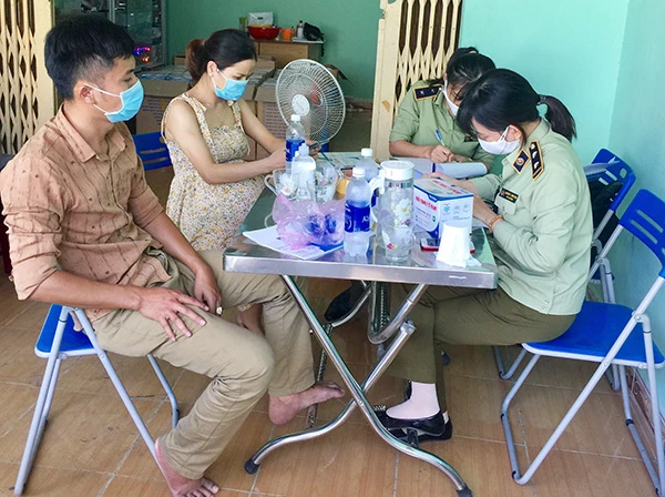 Đội QLTT số 5 (Cục QLTT Đà Nẵng) làm việc với bà Phan Thị Hoan