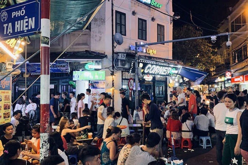 Phố Tạ Hiện - khu phố đêm náo nhiệt nhất ở Hà Nội. (Ảnh: Dân trí)