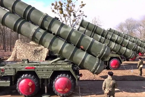 Nga chưa giao đủ tên lửa cho tổ hợp phòng không S-400 của Trung Quốc. Ảnh: Lenta.