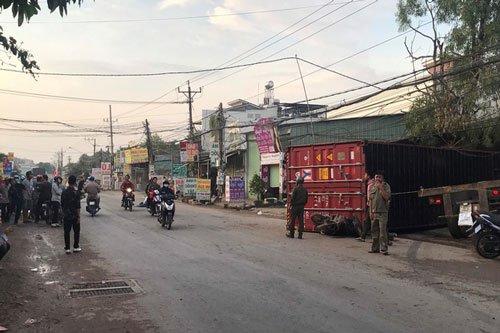 Container văng xuống đường đè chết một phụ nữ