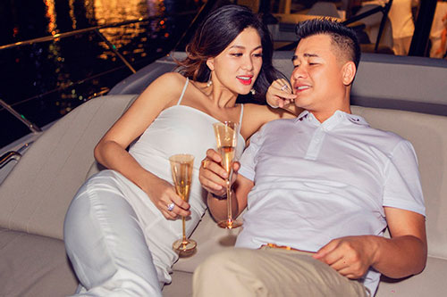Oanh Yến cùng chồng đại gia nằm du thuyền ngắm Sài Gòn