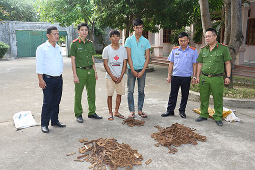 Nghệ An: Thiếu tiền chơi game, 2 thanh niên rủ nhau "tháo đường tàu" bán