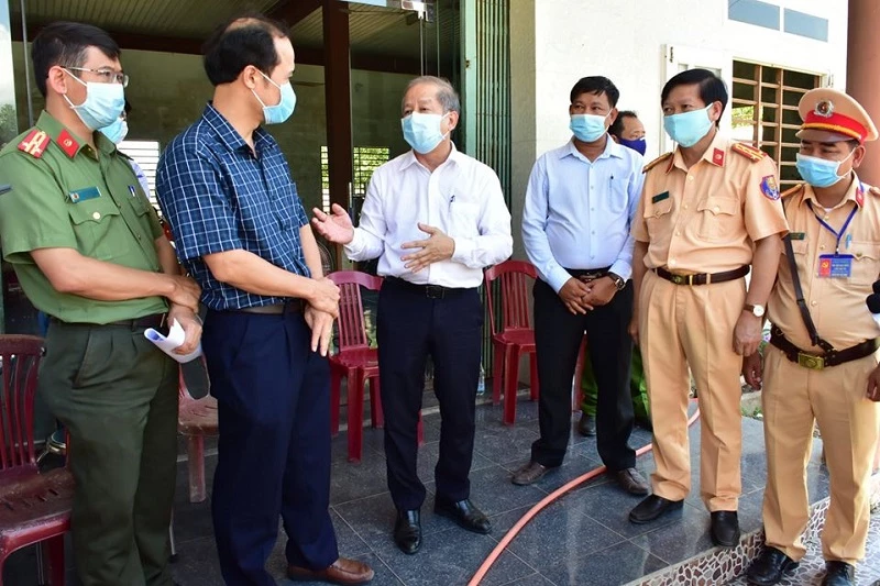 Chủ tịch UBND tỉnh Thừa Thiên Huế Phan Ngọc Thọ kiểm tra vị trí lập chốt mới tại thi trấn Lăng Cô