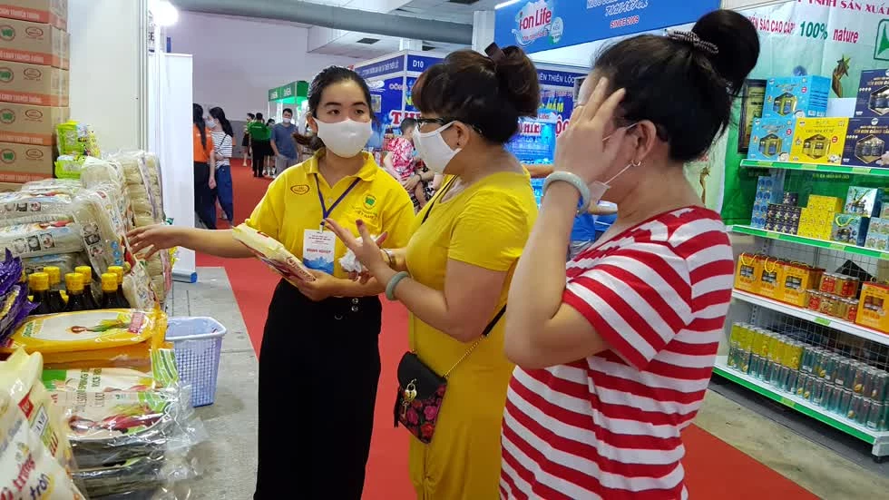 Hội chợ quy tụ hơn 300 gian hàng với nhiều sản phẩm Việt Nam đạt chất lượng cao.