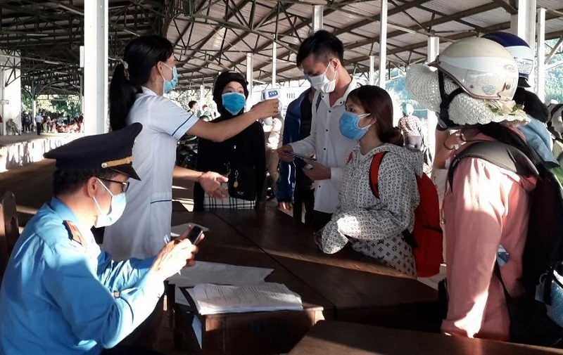 Ngành chức năng Thừa Thiên Huế tại các chốt kiểm tra y tế tổ chức kiểm tra đo thân nhiệt cho người dân 