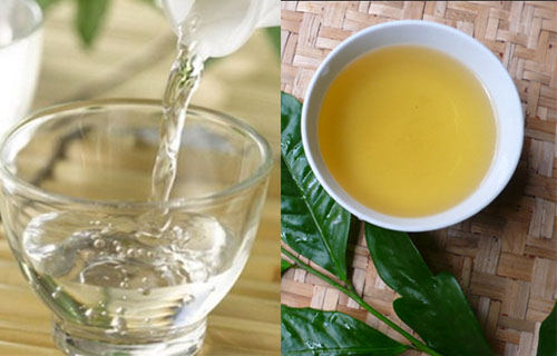 Lấy rượu trắng pha với nước chè thoa lên mặt và xem điều kì diệu gì xảy ra