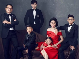 Bộ ảnh quyền lực của gia đình Hoa hậu Hà Kiều Anh nhân dịp kỉ niệm 13 năm ngày cưới