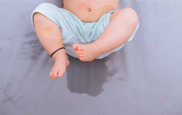 Mẹo xử lý mùi khai trên chăn đệm triệt để với cồn 90 độ, mẹ nào cũng nên biết