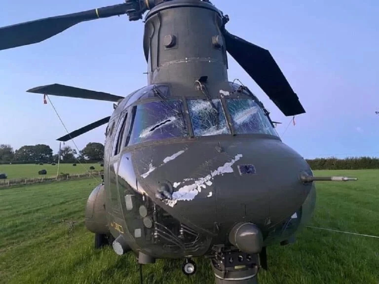 Hiện trạng chiến trực thăng vận tải hạng nặng CH-47 Chinook của Không lực Hoàng gia Anh sau vụ tai nạn. Ảnh: Defence Blog.
