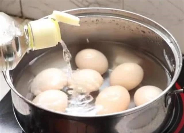 Luộc trứng rất kỵ hành động này, nhiều người không biết bảo sao ăn vào hại sức khỏe - 2