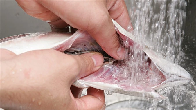 Loại sạch phần ruột cá giúp cá bớt mùi tanh