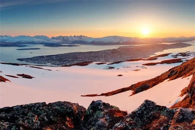 Xung quanh Tromsø bao bọc bởi ngọn núi và vịnh hẹp từ nhiều phía, tạo cảm giác hoang dã và cô lập.