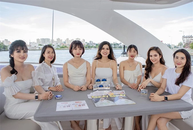 [Caption]Hậu trường chuẩn bị cho event trên Du Thuyền quay quảng cáo ra mắt sản phẩm Cushion Diamond Collagen do Nữ Hoàng Sắc Đẹp Thế Giới làm đại sứ Độc Quyền tại Việt Nam. Bên cạnh đó, nữ Hoàng sắc đẹp thế giới 2019 tiết lộ cô chuẩn bị Đại diện cho Việt Nam mang Chuông Đi Đánh Xứ Người tại Mrs universe world. HÌNH OANH YẾN DU THUYỀN